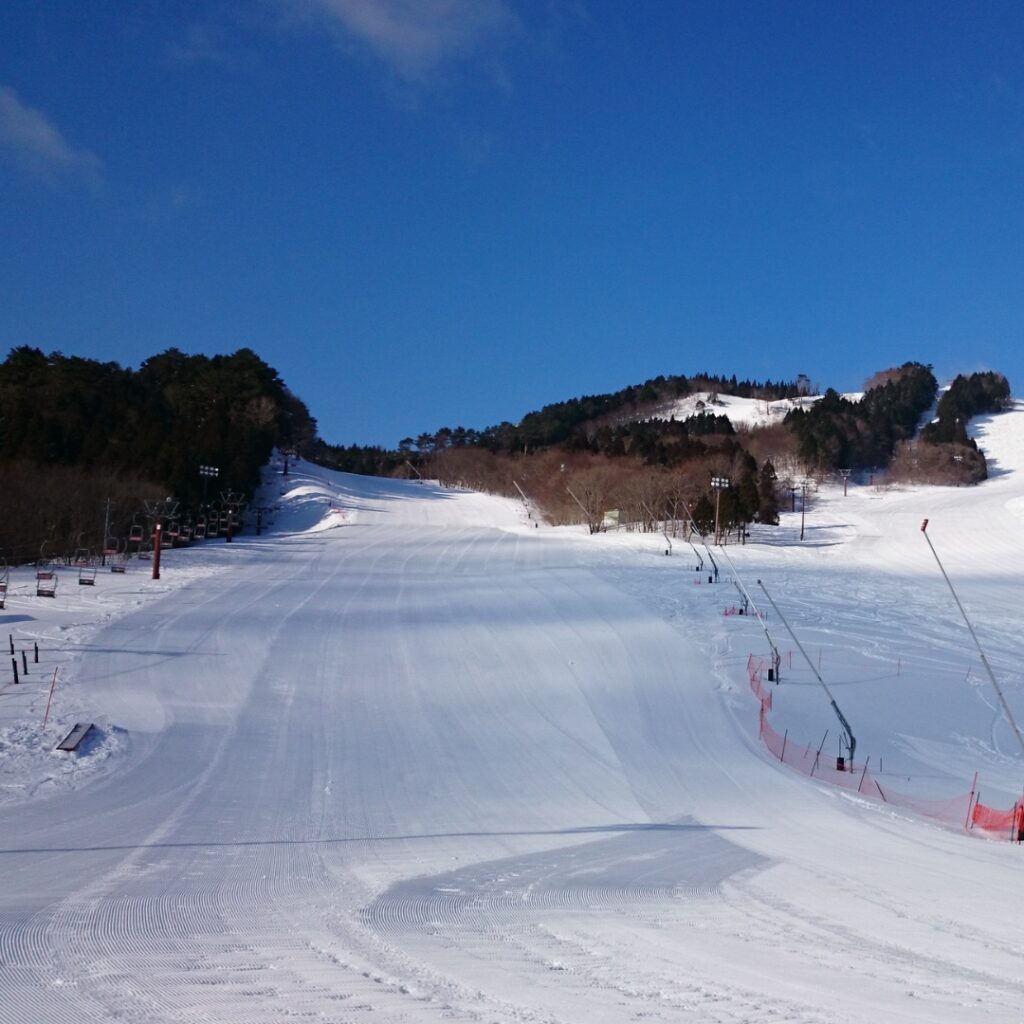 地域共創事業：自治体・企業と連携して地域活性化を推進する、ちくさ高原スキー場の運営風景