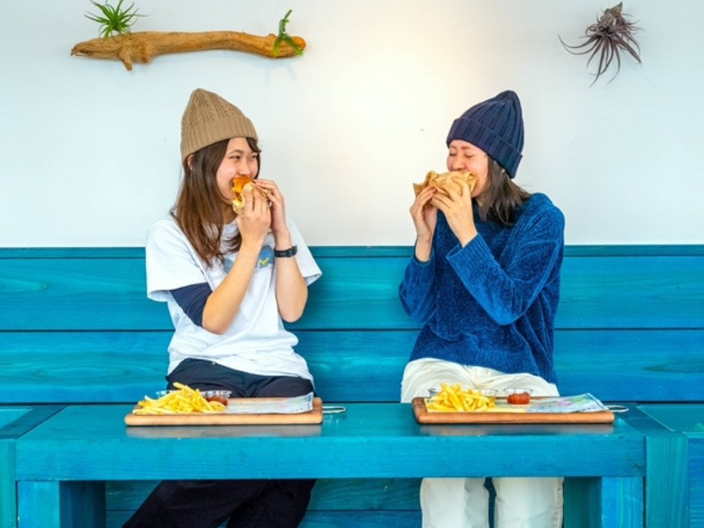 運営リゾート施設内のレストランで食事を楽しむ様子