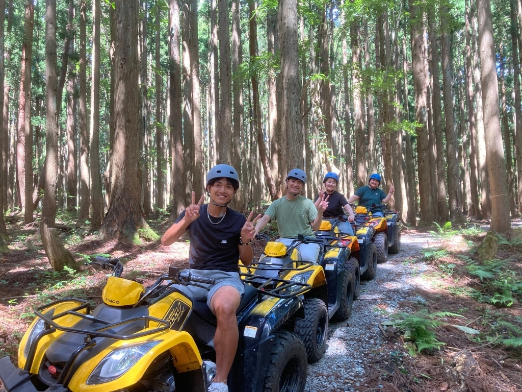 グリーンシーズンの野外アクティビティ（バギー体験）を楽しむ若者たち