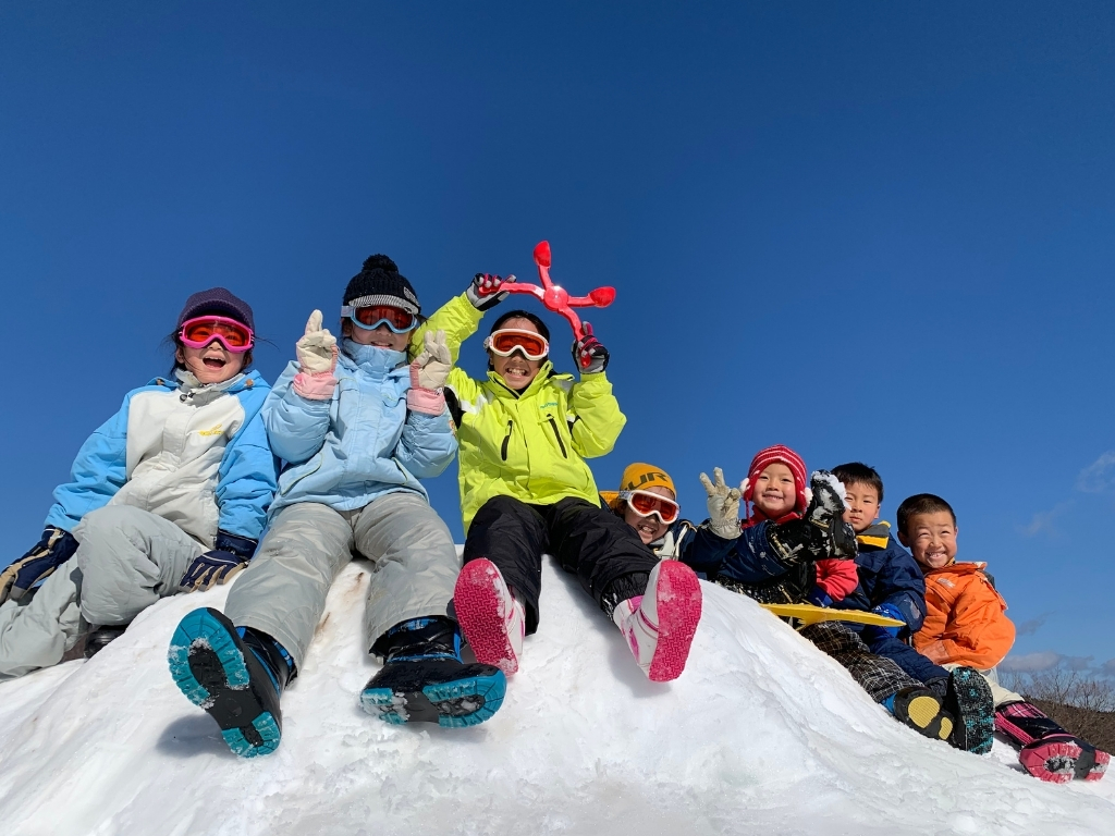 スノーリゾートのキッズパークで雪遊びを楽しむ子供たち